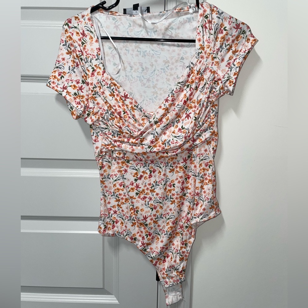 Lulu’s floral bodysuit. Never worn. NWT. Size M
